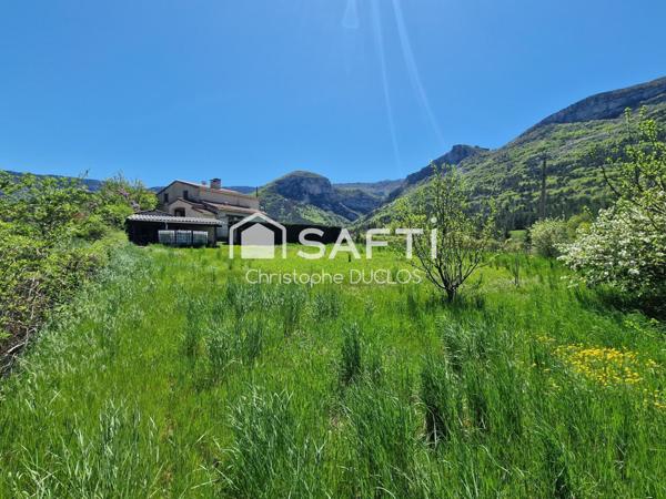 Terrain constructible avec viabilisations en bordures.