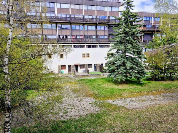 studio avec une spacieuse pièce de vie