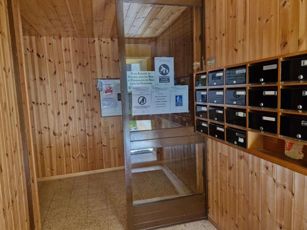 studio avec une spacieuse pièce de vie