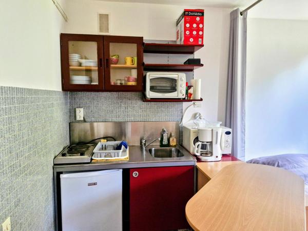 studio avec une spacieuse pièce de vie