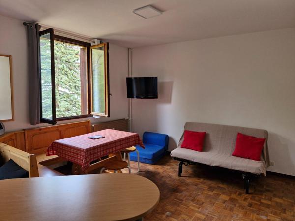 studio avec une spacieuse pièce de vie