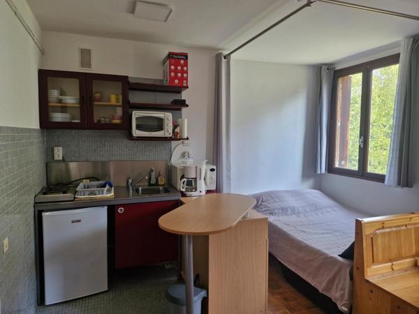 studio avec une spacieuse pièce de vie