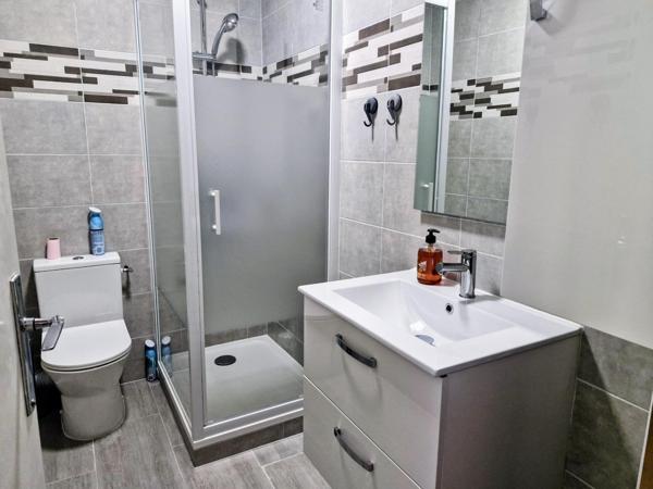 studio avec une spacieuse pièce de vie