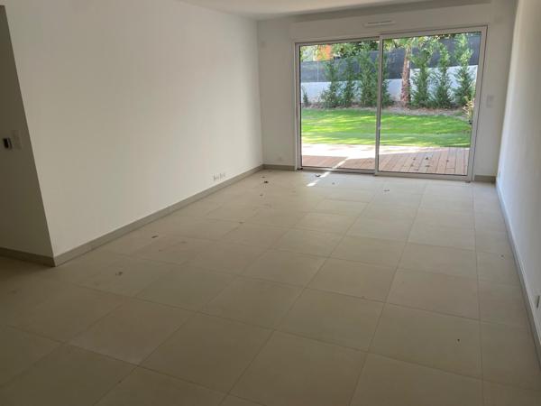 Saint Raphaël dans petite résidence, bureau de 74m²