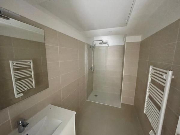 Saint Raphaël dans petite résidence, bureau de 74m²