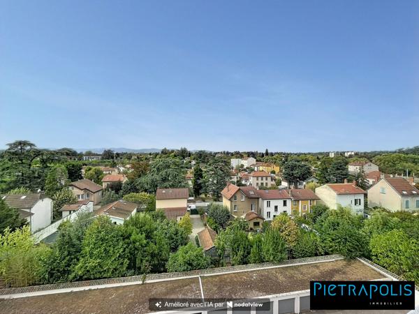 Appartement T4 avec balcon, cave et garage, en étage élevé, à proximité des écoles, transports et commerces