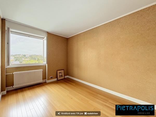 Appartement T4 avec balcon, cave et garage, en étage élevé, à proximité des écoles, transports et commerces