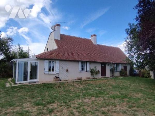 Une maison d'habitation comprenant: petite véranda, cuisine, salle d'eau, séjour, entrée, WC, c...