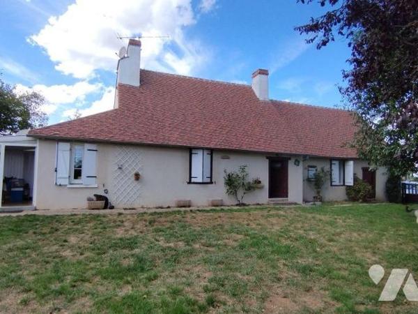 Une maison d'habitation comprenant: petite véranda, cuisine, salle d'eau, séjour, entrée, WC, c...