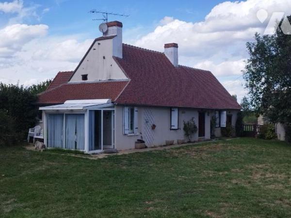 Une maison d'habitation comprenant: petite véranda, cuisine, salle d'eau, séjour, entrée, WC, c...
