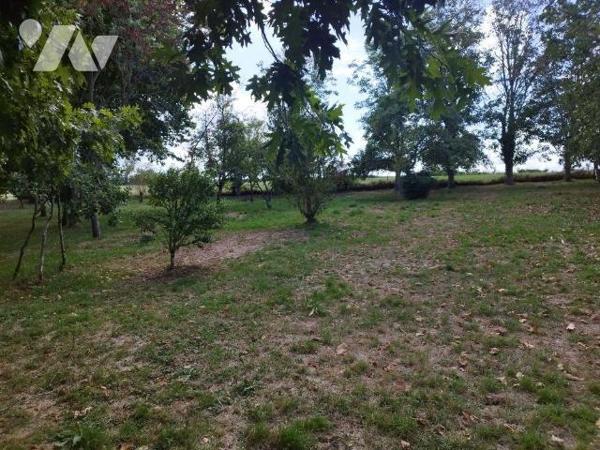 Une maison d'habitation comprenant: petite véranda, cuisine, salle d'eau, séjour, entrée, WC, c...