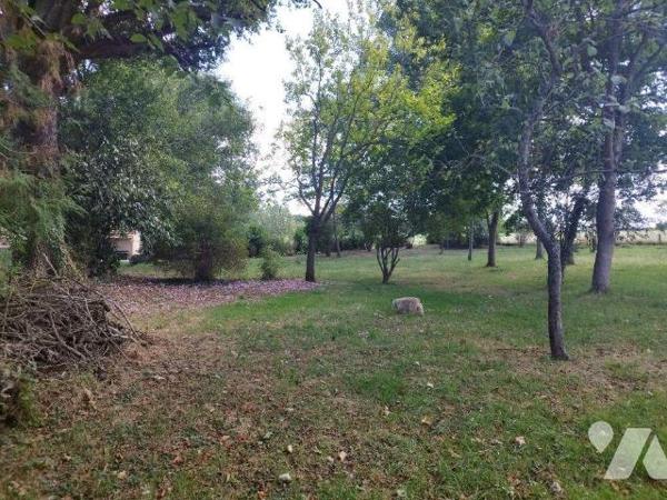 Une maison d'habitation comprenant: petite véranda, cuisine, salle d'eau, séjour, entrée, WC, c...