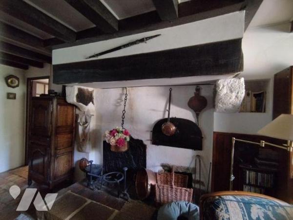 Une maison d'habitation comprenant: petite véranda, cuisine, salle d'eau, séjour, entrée, WC, c...