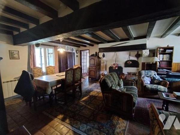 Une maison d'habitation comprenant: petite véranda, cuisine, salle d'eau, séjour, entrée, WC, c...