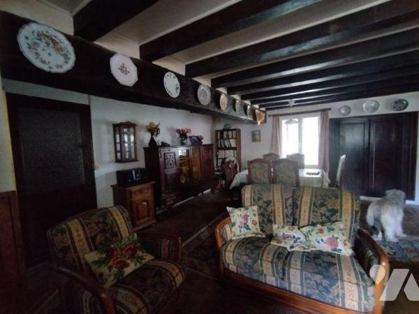 Une maison d'habitation comprenant: petite véranda, cuisine, salle d'eau, séjour, entrée, WC, c...