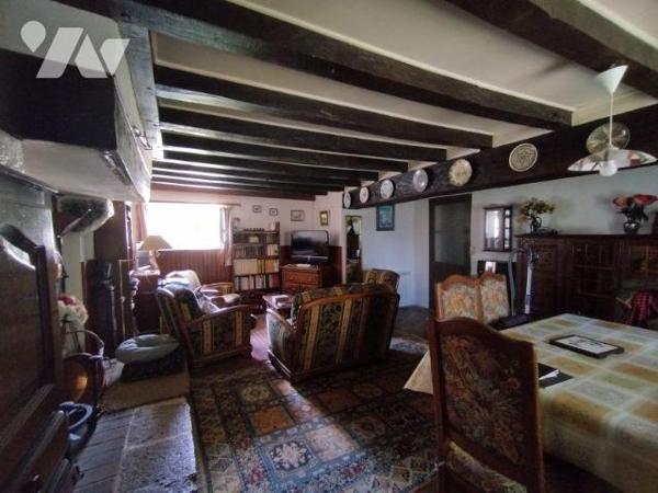 Une maison d'habitation comprenant: petite véranda, cuisine, salle d'eau, séjour, entrée, WC, c...