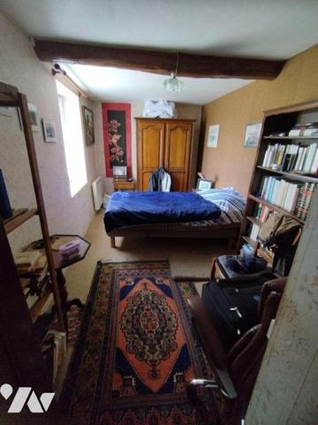 Une maison d'habitation comprenant: petite véranda, cuisine, salle d'eau, séjour, entrée, WC, c...