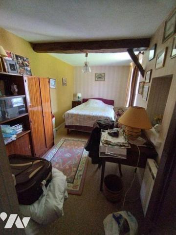 Une maison d'habitation comprenant: petite véranda, cuisine, salle d'eau, séjour, entrée, WC, c...