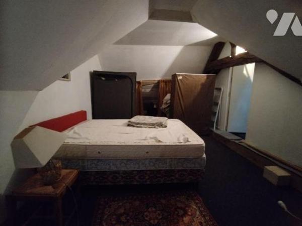 Une maison d'habitation comprenant: petite véranda, cuisine, salle d'eau, séjour, entrée, WC, c...