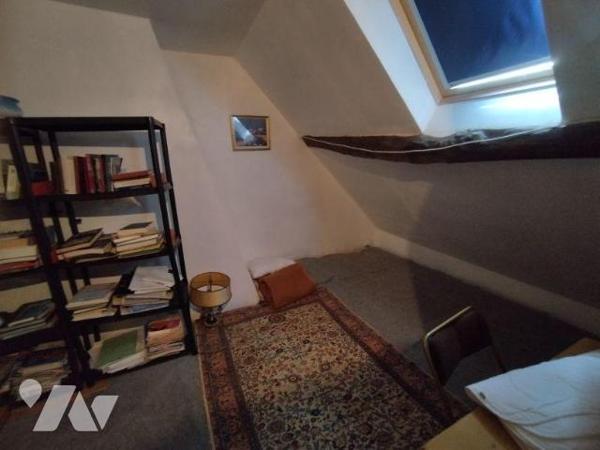 Une maison d'habitation comprenant: petite véranda, cuisine, salle d'eau, séjour, entrée, WC, c...