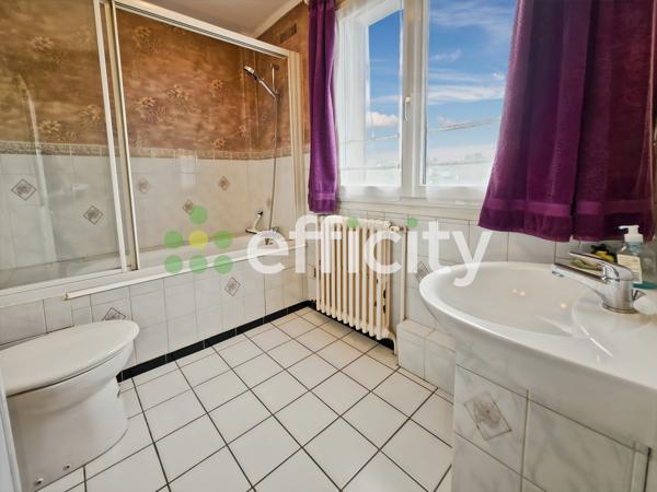 Maison
         5 pièces
        - 84 m² Exclusivité 170 000 € *