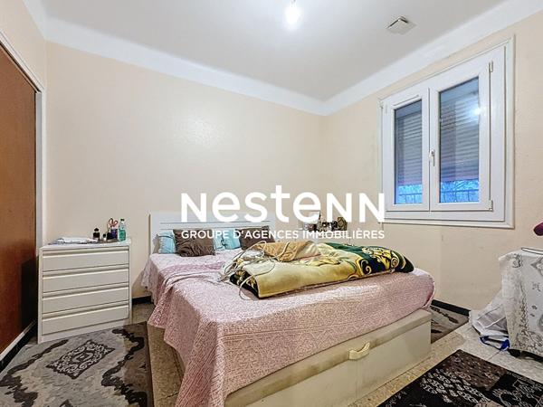 Immeuble à Perpignan de 3 appartements, 2 garages, places de parkings et jardin.