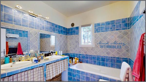 Villa 120 m2 habitable - 3 ch et 2 pièces d'eau - dépendance de 12 m2 aménagée en une quatrième chambre - piscine - environnement idyllique en pleine nature - bordure zone naturelle - terrain 3000 m2