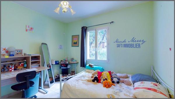 Villa 120 m2 habitable - 3 ch et 2 pièces d'eau - dépendance de 12 m2 aménagée en une quatrième chambre - piscine - environnement idyllique en pleine nature - bordure zone naturelle - terrain 3000 m2