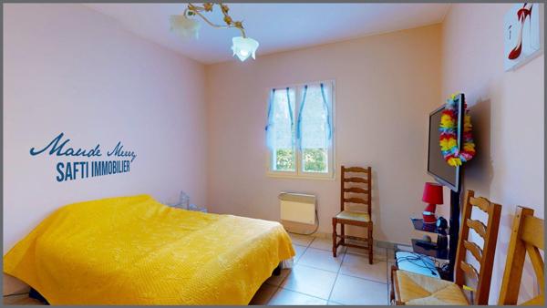 Villa 120 m2 habitable - 3 ch et 2 pièces d'eau - dépendance de 12 m2 aménagée en une quatrième chambre - piscine - environnement idyllique en pleine nature - bordure zone naturelle - terrain 3000 m2