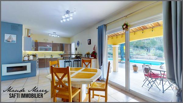 Villa 120 m2 habitable - 3 ch et 2 pièces d'eau - dépendance de 12 m2 aménagée en une quatrième chambre - piscine - environnement idyllique en pleine nature - bordure zone naturelle - terrain 3000 m2