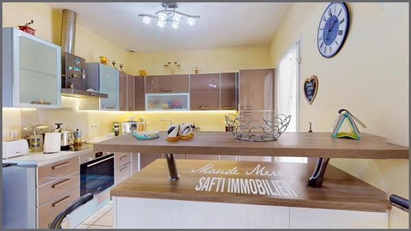 Villa 120 m2 habitable - 3 ch et 2 pièces d'eau - dépendance de 12 m2 aménagée en une quatrième chambre - piscine - environnement idyllique en pleine nature - bordure zone naturelle - terrain 3000 m2