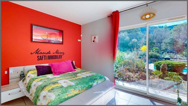 Villa 120 m2 habitable - 3 ch et 2 pièces d'eau - dépendance de 12 m2 aménagée en une quatrième chambre - piscine - environnement idyllique en pleine nature - bordure zone naturelle - terrain 3000 m2