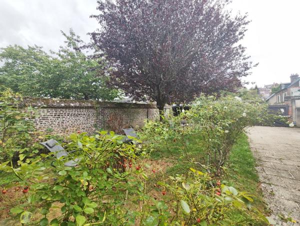 En ville, au calme, maison 3 chambres avec jardin clos