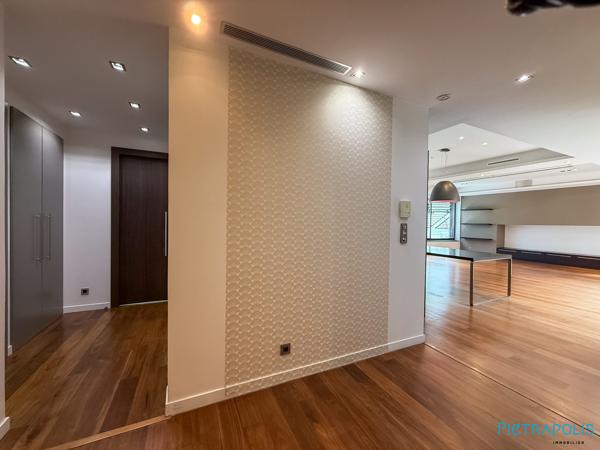 Véritable "Loft" avec terrasse/patio 30 m² à ciel ouvert