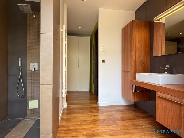 Véritable "Loft" avec terrasse/patio 30 m² à ciel ouvert