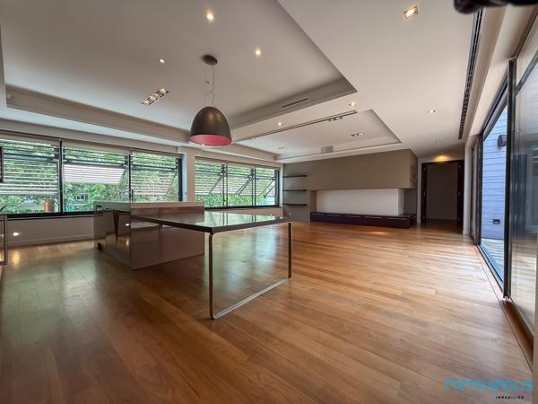 Véritable "Loft" avec terrasse/patio 30 m² à ciel ouvert