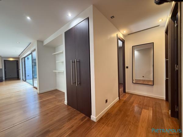 Véritable "Loft" avec terrasse/patio 30 m² à ciel ouvert