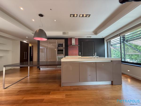Véritable "Loft" avec terrasse/patio 30 m² à ciel ouvert