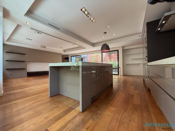 Véritable "Loft" avec terrasse/patio 30 m² à ciel ouvert
