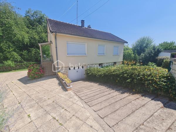 Cette jolie maison située dans la commune de RIEUX dans un quartier calme en bordure de forêt offre l'avantage d'être proche de toutes commodités. 
Vous êtes proche de la gare qui vous emmène en direction de Paris en 30 minutes, ainsi qu'à 20 minutes en voiture de l'autoroute A1 et 35 minutes de l'aéroport Roissy Charles De Gaulle.
Une école primaire est située dans la commune (environ 400m), le collège se trouve dans la ville voisine de BRENOUILLE.
Cette maison de 82.62m2 comprend au rez-de-chaussée une entrée avec placard, un séjour de 20m2, une cuisine, un WC, une salle d'eau ainsi que deux chambres.
A cela, il faut rajouter un espace partiellement aménagé de 17m2 composé d'une chambre et d'une salle d'eau équipée d'un WC. soit un total de 99m2
Un sous sol total de 86.62m2 avec possibilité de garer 2 véhicules, une cave et une partie buanderie.
A l'extérieur, un terrain de 1011 m2 composé d'arbres fruitiers, de 2 dépendances ainsi que d'un abri pour un troisième véhicule. Un coin de verdure vous permettra de profiter de la fraicheur de la forêt et de passer de bons moments en famille et entre amis à l'abri des regards.
Pour tout information ou effectuer une visite, contactez votre conseiller BSK IMMOBILIER : Fabian DHERSIGNERIE Tél: 06 15 94 51 36, E-mail: f.dhersignerie@bskimmobilier.com
EI Agent Commercial immatriculé au RSAC de Beauvais sous le numéro 943 635 615
Prix : 245 000€ (Honoraires à la charge du vendeur)