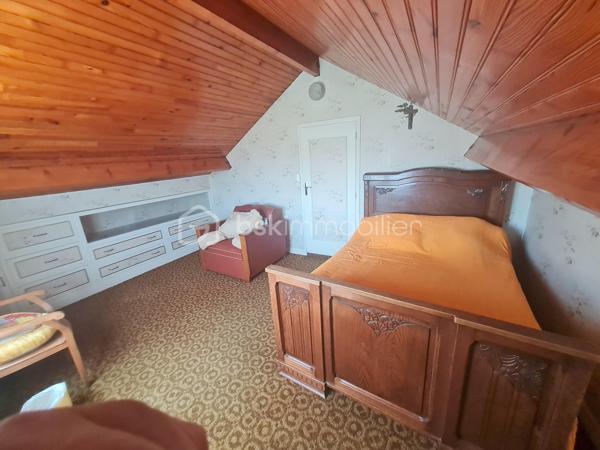 Cette jolie maison située dans la commune de RIEUX dans un quartier calme en bordure de forêt offre l'avantage d'être proche de toutes commodités. 
Vous êtes proche de la gare qui vous emmène en direction de Paris en 30 minutes, ainsi qu'à 20 minutes en voiture de l'autoroute A1 et 35 minutes de l'aéroport Roissy Charles De Gaulle.
Une école primaire est située dans la commune (environ 400m), le collège se trouve dans la ville voisine de BRENOUILLE.
Cette maison de 82.62m2 comprend au rez-de-chaussée une entrée avec placard, un séjour de 20m2, une cuisine, un WC, une salle d'eau ainsi que deux chambres.
A cela, il faut rajouter un espace partiellement aménagé de 17m2 composé d'une chambre et d'une salle d'eau équipée d'un WC. soit un total de 99m2
Un sous sol total de 86.62m2 avec possibilité de garer 2 véhicules, une cave et une partie buanderie.
A l'extérieur, un terrain de 1011 m2 composé d'arbres fruitiers, de 2 dépendances ainsi que d'un abri pour un troisième véhicule. Un coin de verdure vous permettra de profiter de la fraicheur de la forêt et de passer de bons moments en famille et entre amis à l'abri des regards.
Pour tout information ou effectuer une visite, contactez votre conseiller BSK IMMOBILIER : Fabian DHERSIGNERIE Tél: 06 15 94 51 36, E-mail: f.dhersignerie@bskimmobilier.com
EI Agent Commercial immatriculé au RSAC de Beauvais sous le numéro 943 635 615
Prix : 245 000€ (Honoraires à la charge du vendeur)