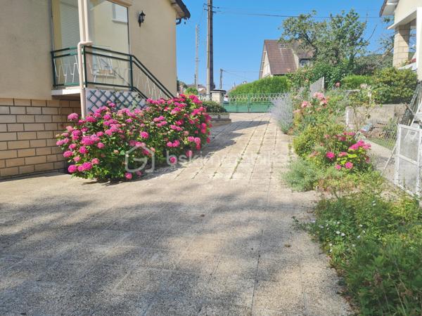 Cette jolie maison située dans la commune de RIEUX dans un quartier calme en bordure de forêt offre l'avantage d'être proche de toutes commodités. 
Vous êtes proche de la gare qui vous emmène en direction de Paris en 30 minutes, ainsi qu'à 20 minutes en voiture de l'autoroute A1 et 35 minutes de l'aéroport Roissy Charles De Gaulle.
Une école primaire est située dans la commune (environ 400m), le collège se trouve dans la ville voisine de BRENOUILLE.
Cette maison de 82.62m2 comprend au rez-de-chaussée une entrée avec placard, un séjour de 20m2, une cuisine, un WC, une salle d'eau ainsi que deux chambres.
A cela, il faut rajouter un espace partiellement aménagé de 17m2 composé d'une chambre et d'une salle d'eau équipée d'un WC. soit un total de 99m2
Un sous sol total de 86.62m2 avec possibilité de garer 2 véhicules, une cave et une partie buanderie.
A l'extérieur, un terrain de 1011 m2 composé d'arbres fruitiers, de 2 dépendances ainsi que d'un abri pour un troisième véhicule. Un coin de verdure vous permettra de profiter de la fraicheur de la forêt et de passer de bons moments en famille et entre amis à l'abri des regards.
Pour tout information ou effectuer une visite, contactez votre conseiller BSK IMMOBILIER : Fabian DHERSIGNERIE Tél: 06 15 94 51 36, E-mail: f.dhersignerie@bskimmobilier.com
EI Agent Commercial immatriculé au RSAC de Beauvais sous le numéro 943 635 615
Prix : 245 000€ (Honoraires à la charge du vendeur)