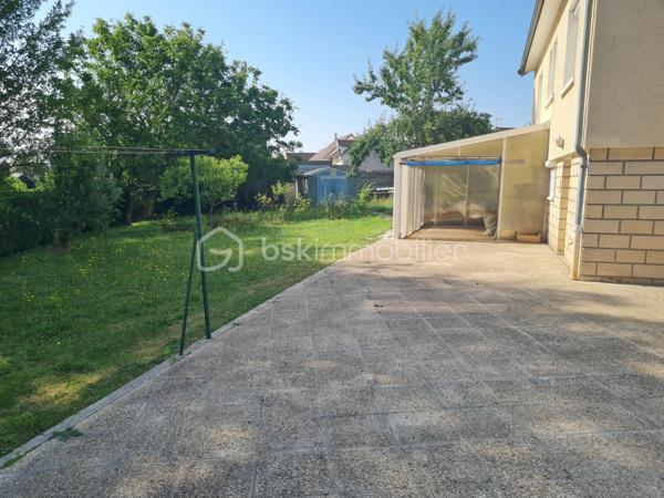 Cette jolie maison située dans la commune de RIEUX dans un quartier calme en bordure de forêt offre l'avantage d'être proche de toutes commodités. 
Vous êtes proche de la gare qui vous emmène en direction de Paris en 30 minutes, ainsi qu'à 20 minutes en voiture de l'autoroute A1 et 35 minutes de l'aéroport Roissy Charles De Gaulle.
Une école primaire est située dans la commune (environ 400m), le collège se trouve dans la ville voisine de BRENOUILLE.
Cette maison de 82.62m2 comprend au rez-de-chaussée une entrée avec placard, un séjour de 20m2, une cuisine, un WC, une salle d'eau ainsi que deux chambres.
A cela, il faut rajouter un espace partiellement aménagé de 17m2 composé d'une chambre et d'une salle d'eau équipée d'un WC. soit un total de 99m2
Un sous sol total de 86.62m2 avec possibilité de garer 2 véhicules, une cave et une partie buanderie.
A l'extérieur, un terrain de 1011 m2 composé d'arbres fruitiers, de 2 dépendances ainsi que d'un abri pour un troisième véhicule. Un coin de verdure vous permettra de profiter de la fraicheur de la forêt et de passer de bons moments en famille et entre amis à l'abri des regards.
Pour tout information ou effectuer une visite, contactez votre conseiller BSK IMMOBILIER : Fabian DHERSIGNERIE Tél: 06 15 94 51 36, E-mail: f.dhersignerie@bskimmobilier.com
EI Agent Commercial immatriculé au RSAC de Beauvais sous le numéro 943 635 615
Prix : 245 000€ (Honoraires à la charge du vendeur)