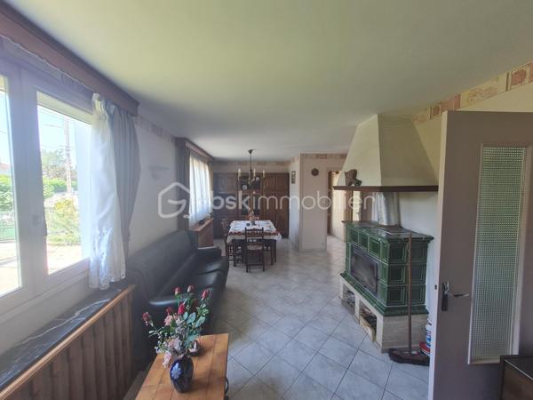 Cette jolie maison située dans la commune de RIEUX dans un quartier calme en bordure de forêt offre l'avantage d'être proche de toutes commodités. 
Vous êtes proche de la gare qui vous emmène en direction de Paris en 30 minutes, ainsi qu'à 20 minutes en voiture de l'autoroute A1 et 35 minutes de l'aéroport Roissy Charles De Gaulle.
Une école primaire est située dans la commune (environ 400m), le collège se trouve dans la ville voisine de BRENOUILLE.
Cette maison de 82.62m2 comprend au rez-de-chaussée une entrée avec placard, un séjour de 20m2, une cuisine, un WC, une salle d'eau ainsi que deux chambres.
A cela, il faut rajouter un espace partiellement aménagé de 17m2 composé d'une chambre et d'une salle d'eau équipée d'un WC. soit un total de 99m2
Un sous sol total de 86.62m2 avec possibilité de garer 2 véhicules, une cave et une partie buanderie.
A l'extérieur, un terrain de 1011 m2 composé d'arbres fruitiers, de 2 dépendances ainsi que d'un abri pour un troisième véhicule. Un coin de verdure vous permettra de profiter de la fraicheur de la forêt et de passer de bons moments en famille et entre amis à l'abri des regards.
Pour tout information ou effectuer une visite, contactez votre conseiller BSK IMMOBILIER : Fabian DHERSIGNERIE Tél: 06 15 94 51 36, E-mail: f.dhersignerie@bskimmobilier.com
EI Agent Commercial immatriculé au RSAC de Beauvais sous le numéro 943 635 615
Prix : 245 000€ (Honoraires à la charge du vendeur)