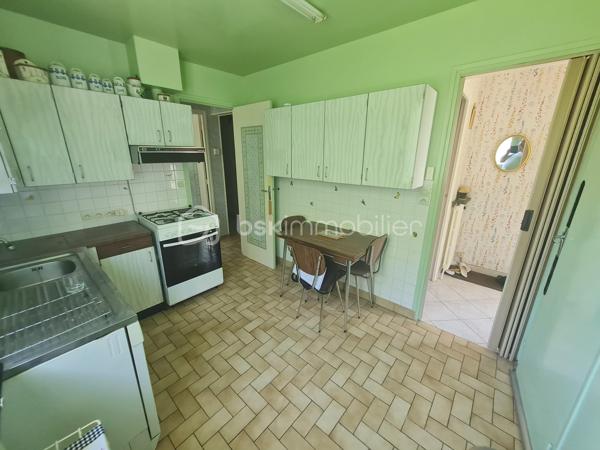 Cette jolie maison située dans la commune de RIEUX dans un quartier calme en bordure de forêt offre l'avantage d'être proche de toutes commodités. 
Vous êtes proche de la gare qui vous emmène en direction de Paris en 30 minutes, ainsi qu'à 20 minutes en voiture de l'autoroute A1 et 35 minutes de l'aéroport Roissy Charles De Gaulle.
Une école primaire est située dans la commune (environ 400m), le collège se trouve dans la ville voisine de BRENOUILLE.
Cette maison de 82.62m2 comprend au rez-de-chaussée une entrée avec placard, un séjour de 20m2, une cuisine, un WC, une salle d'eau ainsi que deux chambres.
A cela, il faut rajouter un espace partiellement aménagé de 17m2 composé d'une chambre et d'une salle d'eau équipée d'un WC. soit un total de 99m2
Un sous sol total de 86.62m2 avec possibilité de garer 2 véhicules, une cave et une partie buanderie.
A l'extérieur, un terrain de 1011 m2 composé d'arbres fruitiers, de 2 dépendances ainsi que d'un abri pour un troisième véhicule. Un coin de verdure vous permettra de profiter de la fraicheur de la forêt et de passer de bons moments en famille et entre amis à l'abri des regards.
Pour tout information ou effectuer une visite, contactez votre conseiller BSK IMMOBILIER : Fabian DHERSIGNERIE Tél: 06 15 94 51 36, E-mail: f.dhersignerie@bskimmobilier.com
EI Agent Commercial immatriculé au RSAC de Beauvais sous le numéro 943 635 615
Prix : 245 000€ (Honoraires à la charge du vendeur)