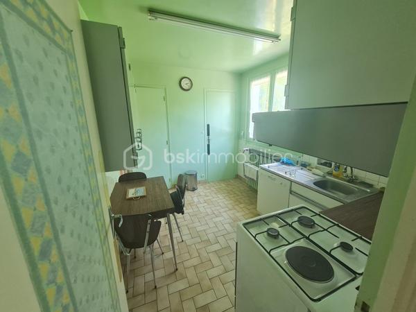 Cette jolie maison située dans la commune de RIEUX dans un quartier calme en bordure de forêt offre l'avantage d'être proche de toutes commodités. 
Vous êtes proche de la gare qui vous emmène en direction de Paris en 30 minutes, ainsi qu'à 20 minutes en voiture de l'autoroute A1 et 35 minutes de l'aéroport Roissy Charles De Gaulle.
Une école primaire est située dans la commune (environ 400m), le collège se trouve dans la ville voisine de BRENOUILLE.
Cette maison de 82.62m2 comprend au rez-de-chaussée une entrée avec placard, un séjour de 20m2, une cuisine, un WC, une salle d'eau ainsi que deux chambres.
A cela, il faut rajouter un espace partiellement aménagé de 17m2 composé d'une chambre et d'une salle d'eau équipée d'un WC. soit un total de 99m2
Un sous sol total de 86.62m2 avec possibilité de garer 2 véhicules, une cave et une partie buanderie.
A l'extérieur, un terrain de 1011 m2 composé d'arbres fruitiers, de 2 dépendances ainsi que d'un abri pour un troisième véhicule. Un coin de verdure vous permettra de profiter de la fraicheur de la forêt et de passer de bons moments en famille et entre amis à l'abri des regards.
Pour tout information ou effectuer une visite, contactez votre conseiller BSK IMMOBILIER : Fabian DHERSIGNERIE Tél: 06 15 94 51 36, E-mail: f.dhersignerie@bskimmobilier.com
EI Agent Commercial immatriculé au RSAC de Beauvais sous le numéro 943 635 615
Prix : 245 000€ (Honoraires à la charge du vendeur)