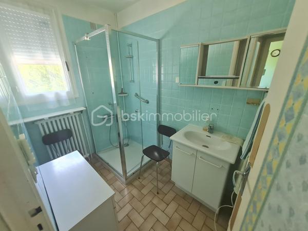 Cette jolie maison située dans la commune de RIEUX dans un quartier calme en bordure de forêt offre l'avantage d'être proche de toutes commodités. 
Vous êtes proche de la gare qui vous emmène en direction de Paris en 30 minutes, ainsi qu'à 20 minutes en voiture de l'autoroute A1 et 35 minutes de l'aéroport Roissy Charles De Gaulle.
Une école primaire est située dans la commune (environ 400m), le collège se trouve dans la ville voisine de BRENOUILLE.
Cette maison de 82.62m2 comprend au rez-de-chaussée une entrée avec placard, un séjour de 20m2, une cuisine, un WC, une salle d'eau ainsi que deux chambres.
A cela, il faut rajouter un espace partiellement aménagé de 17m2 composé d'une chambre et d'une salle d'eau équipée d'un WC. soit un total de 99m2
Un sous sol total de 86.62m2 avec possibilité de garer 2 véhicules, une cave et une partie buanderie.
A l'extérieur, un terrain de 1011 m2 composé d'arbres fruitiers, de 2 dépendances ainsi que d'un abri pour un troisième véhicule. Un coin de verdure vous permettra de profiter de la fraicheur de la forêt et de passer de bons moments en famille et entre amis à l'abri des regards.
Pour tout information ou effectuer une visite, contactez votre conseiller BSK IMMOBILIER : Fabian DHERSIGNERIE Tél: 06 15 94 51 36, E-mail: f.dhersignerie@bskimmobilier.com
EI Agent Commercial immatriculé au RSAC de Beauvais sous le numéro 943 635 615
Prix : 245 000€ (Honoraires à la charge du vendeur)