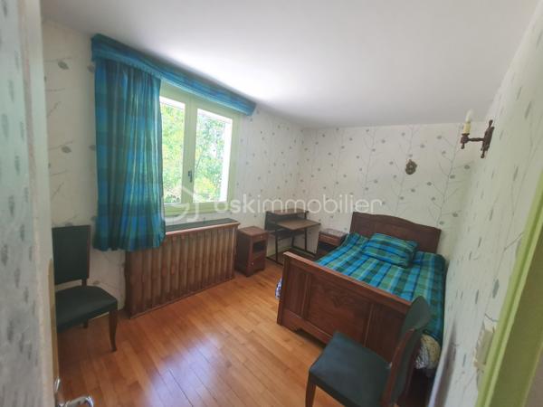 Cette jolie maison située dans la commune de RIEUX dans un quartier calme en bordure de forêt offre l'avantage d'être proche de toutes commodités. 
Vous êtes proche de la gare qui vous emmène en direction de Paris en 30 minutes, ainsi qu'à 20 minutes en voiture de l'autoroute A1 et 35 minutes de l'aéroport Roissy Charles De Gaulle.
Une école primaire est située dans la commune (environ 400m), le collège se trouve dans la ville voisine de BRENOUILLE.
Cette maison de 82.62m2 comprend au rez-de-chaussée une entrée avec placard, un séjour de 20m2, une cuisine, un WC, une salle d'eau ainsi que deux chambres.
A cela, il faut rajouter un espace partiellement aménagé de 17m2 composé d'une chambre et d'une salle d'eau équipée d'un WC. soit un total de 99m2
Un sous sol total de 86.62m2 avec possibilité de garer 2 véhicules, une cave et une partie buanderie.
A l'extérieur, un terrain de 1011 m2 composé d'arbres fruitiers, de 2 dépendances ainsi que d'un abri pour un troisième véhicule. Un coin de verdure vous permettra de profiter de la fraicheur de la forêt et de passer de bons moments en famille et entre amis à l'abri des regards.
Pour tout information ou effectuer une visite, contactez votre conseiller BSK IMMOBILIER : Fabian DHERSIGNERIE Tél: 06 15 94 51 36, E-mail: f.dhersignerie@bskimmobilier.com
EI Agent Commercial immatriculé au RSAC de Beauvais sous le numéro 943 635 615
Prix : 245 000€ (Honoraires à la charge du vendeur)