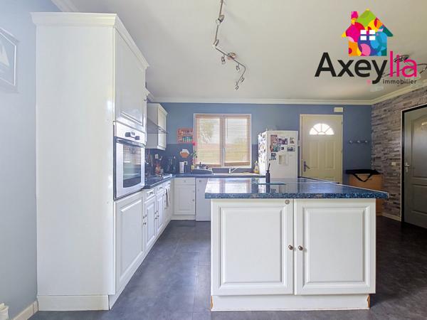 A VENDRE - RENAISON - MAISON DE PLAIN PIED AVEC 5 CHAMBRES ET GARAGE