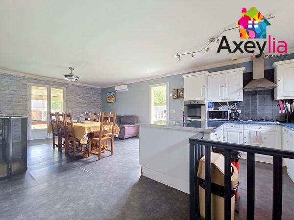 A VENDRE - RENAISON - MAISON DE PLAIN PIED AVEC 5 CHAMBRES ET GARAGE